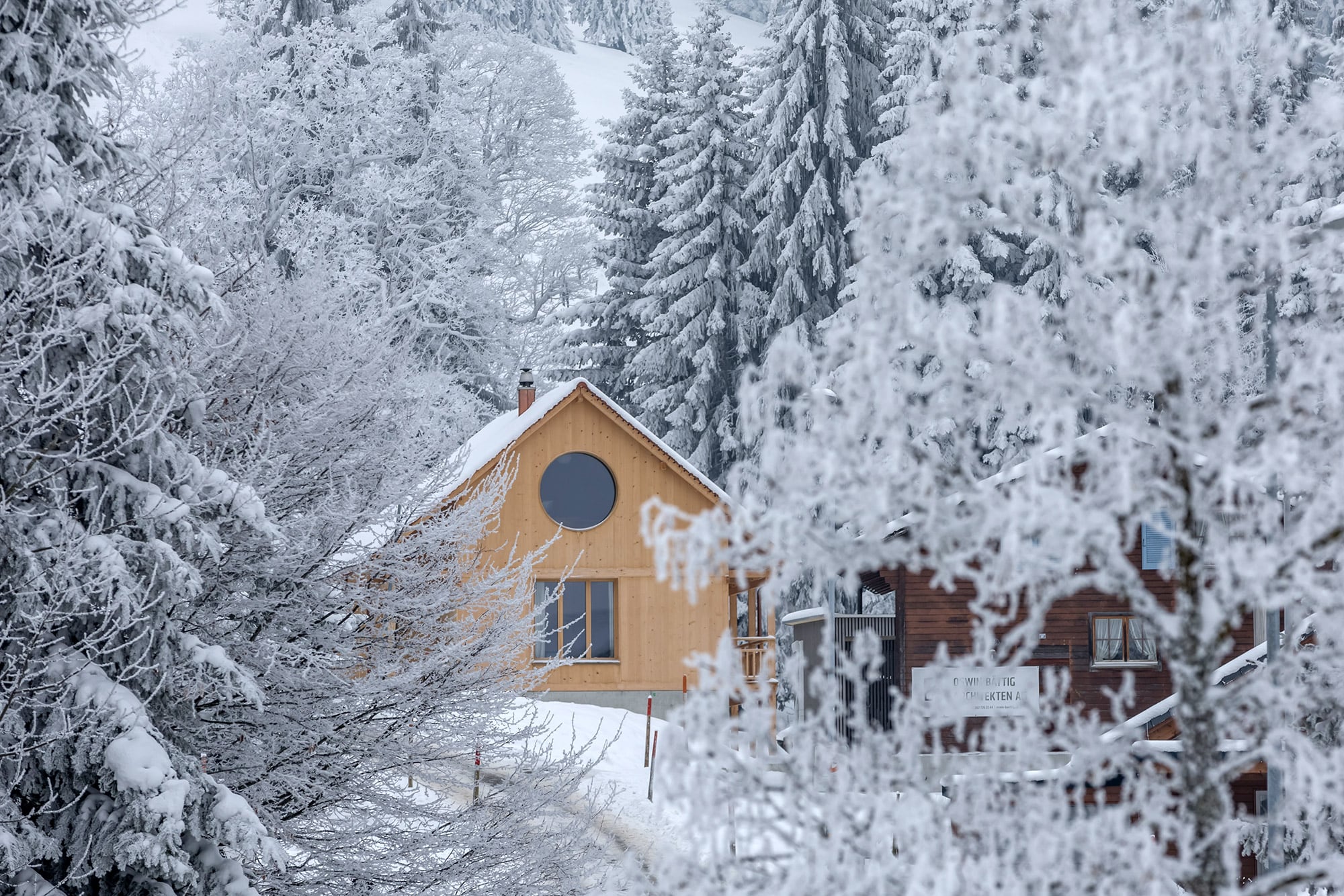 Das Haus Solaris in Heiligkreuz mit Schneelandschaft