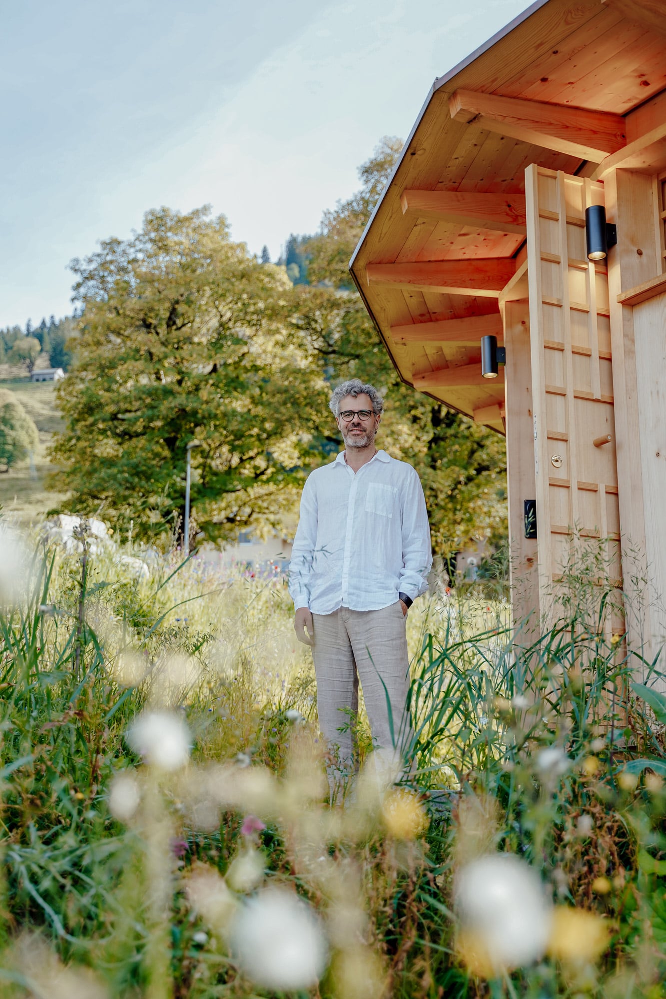 Michael Keller vor der Jurte bei Haus Solaris